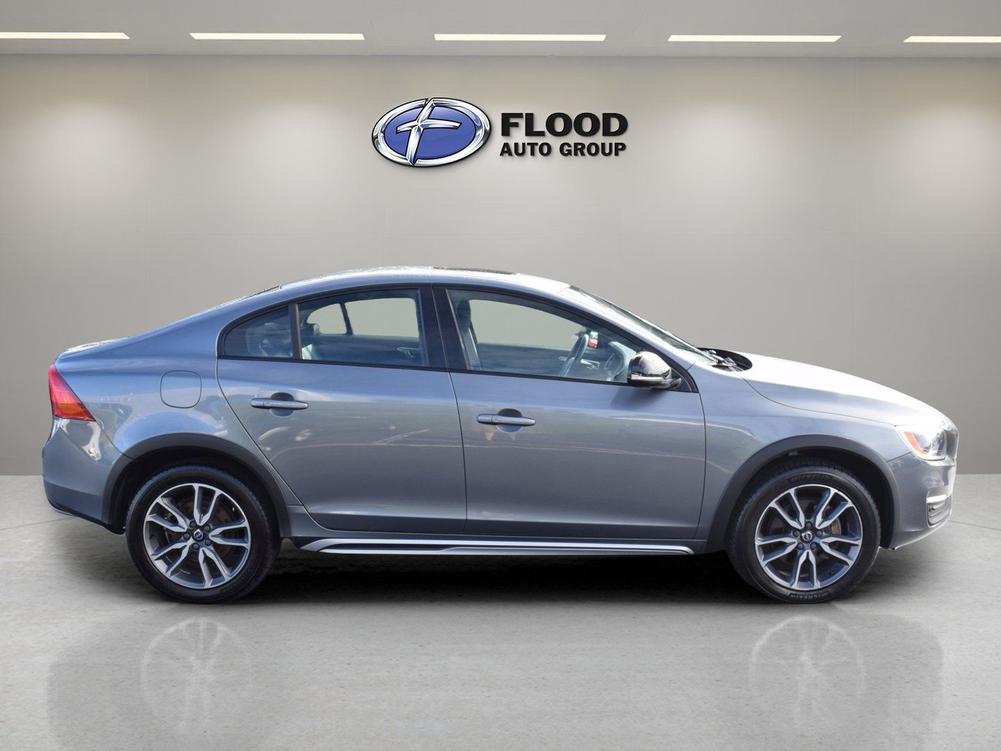 Used 2018 Volvo S60 T5 Cross Country Platinum AWD/4WD image 3