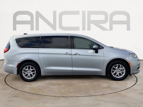 Used 2023 Chrysler Pacifica Touring-L image 15