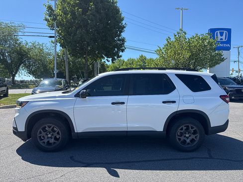 Used 2023 Honda Pilot TrailSport image 2