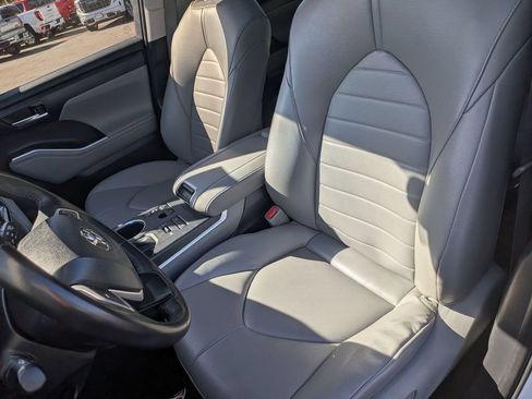 Used 2022 Toyota Highlander XLE AWD/4WD image 15