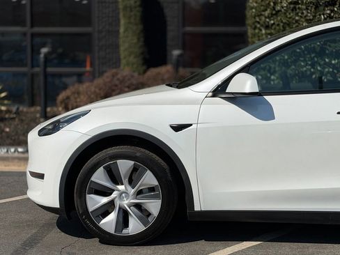 Used 2020 Tesla Model Y Long Range image 9