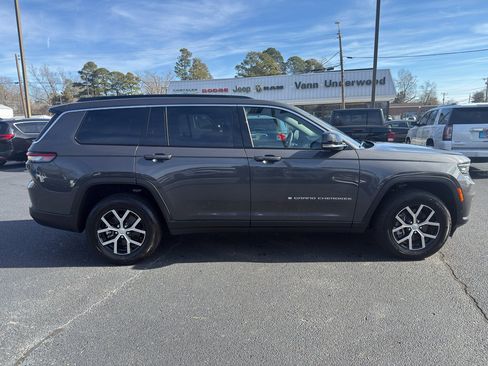 Used 2025 Jeep Grand Cherokee L Limited image 2