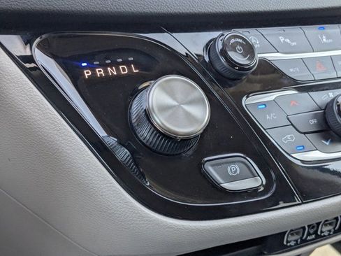 Used 2023 Chrysler Pacifica Touring-L FWD image 8