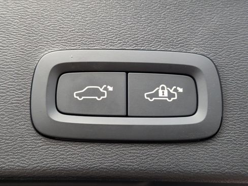 Used 2025 Volvo XC40 B5 Core image 35