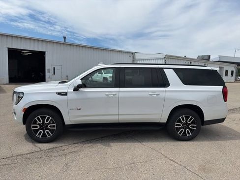 Used 2023 GMC Yukon XL AT4 w/ Technology Package AWD/4WD image 7