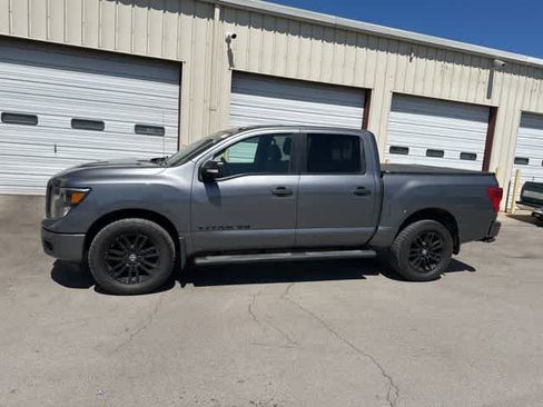 Used 2019 Nissan Titan SV w/ SV Convenience Package image 14