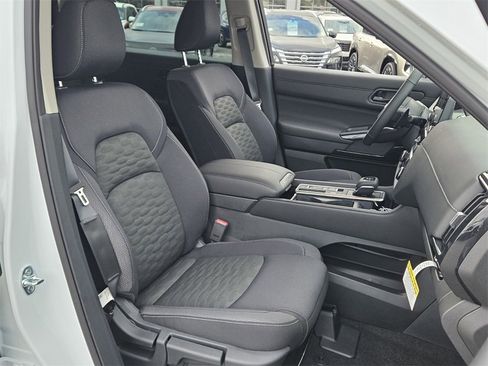 New 2025 Nissan Pathfinder SV image 14