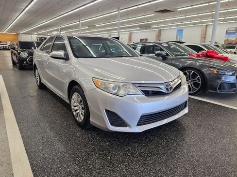 Used 2012 Toyota Camry LE image 3