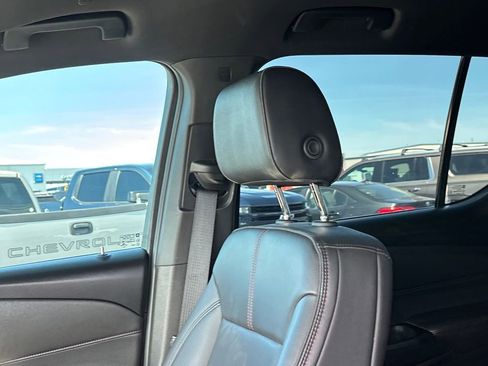 Used 2022 Chevrolet Traverse RS image 11