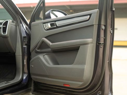 Used 2019 Porsche Cayenne Turbo image 31