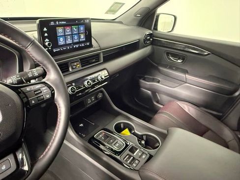 Used 2025 Honda Pilot Black Edition image 28