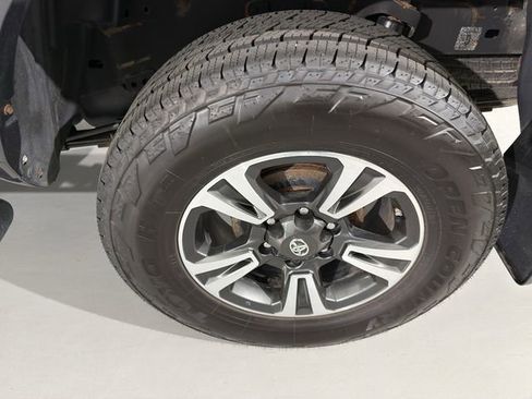 Used 2019 Toyota Tacoma TRD Sport AWD/4WD image 8