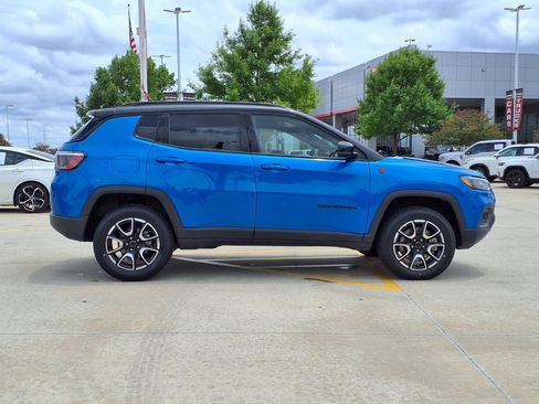Used 2025 Jeep Compass Trailhawk w/ Trailer Tow Group AWD/4WD image 4