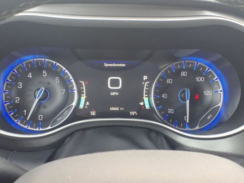 Used 2024 Chrysler Pacifica Touring-L image 15