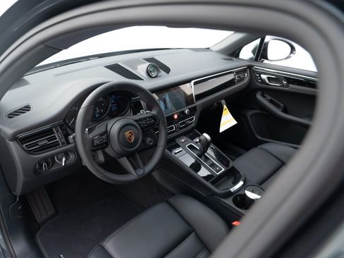 Used 2026 Porsche Macan AWD/4WD image 4