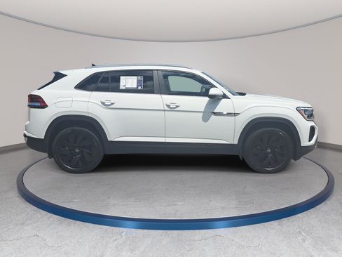 Used 2024 Volkswagen Atlas Cross Sport SE w/ Black Wheel Package AWD/4WD image 4