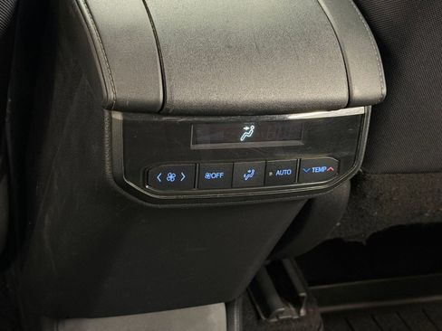 Used 2020 Toyota Highlander LE AWD/4WD image 23