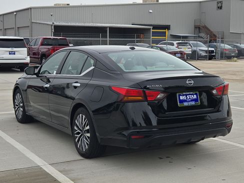 Used 2025 Nissan Altima 2.5 SV FWD image 6