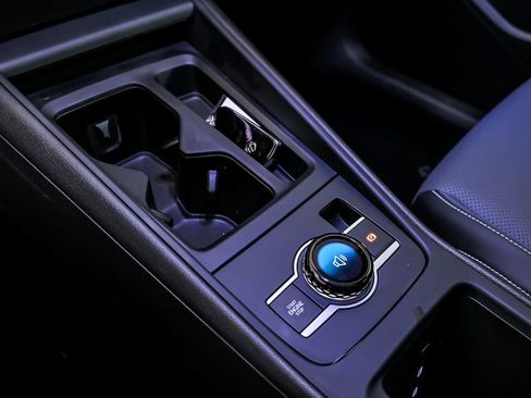 Used 2025 Volkswagen Tiguan SE w/ Panoramic Sunroof Package image 23