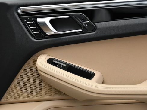 Used 2025 Porsche Macan image 46