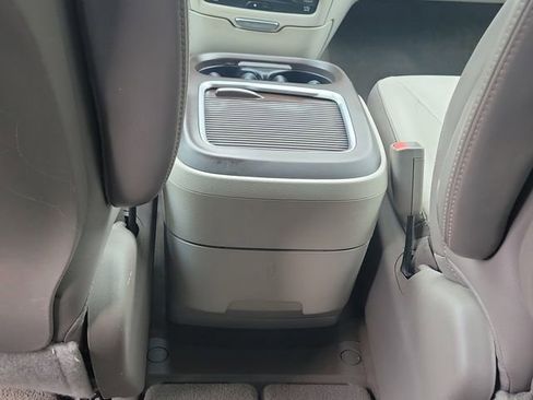 Used 2017 Chrysler Pacifica Touring-L Plus w/ Advanced Safetytec Group FWD image 11