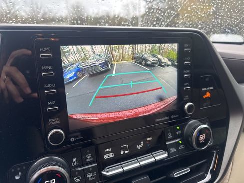 Used 2022 Toyota Highlander XLE image 4