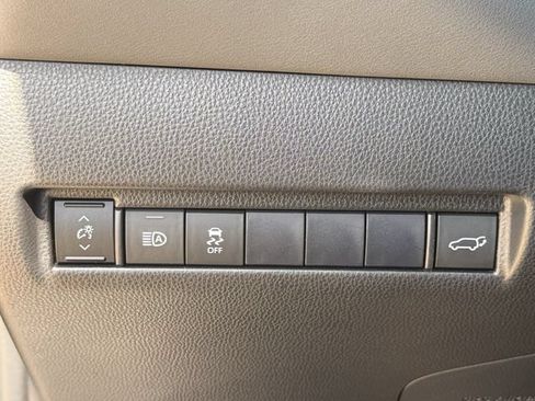 Used 2021 Toyota Venza LE AWD/4WD image 24