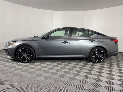 Used 2023 Nissan Altima 2.5 SR w/ SR Premium Package FWD image 7