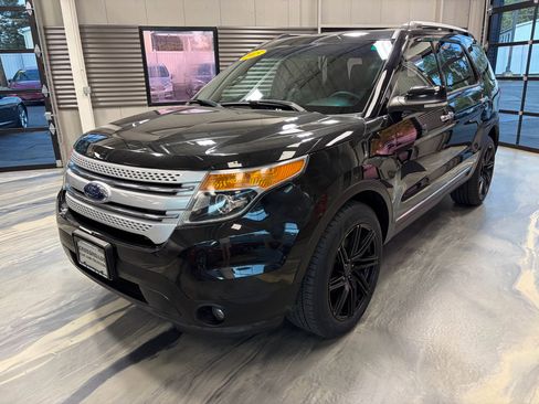 Used 2015 Ford Explorer XLT w/ Equipment Group 202A image 3