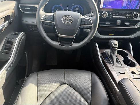 Used 2023 Toyota Highlander Limited FWD image 17