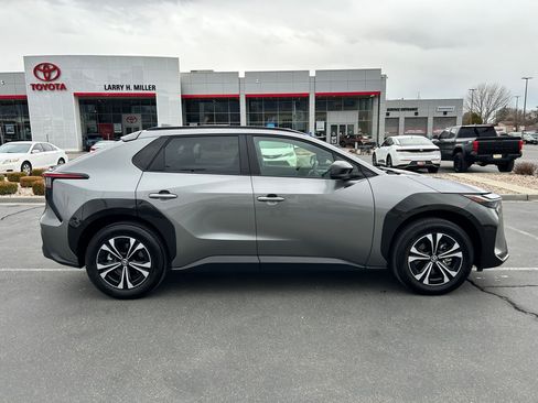 Used 2023 Toyota bZ4X XLE w/ Weather Package image 6