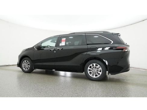 New 2026 Toyota Sienna XLE image 20