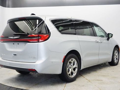 Used 2024 Chrysler Pacifica Limited AWD/4WD image 5