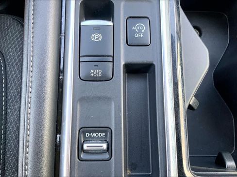 Used 2025 Nissan Pathfinder SV FWD image 30