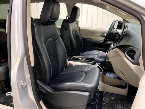 Used 2024 Chrysler Pacifica Touring-L FWD image 7