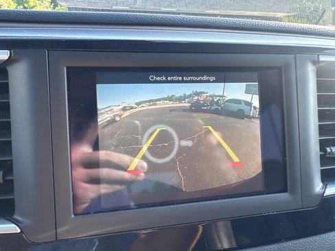 Used 2019 Chrysler Pacifica Touring-L FWD image 16