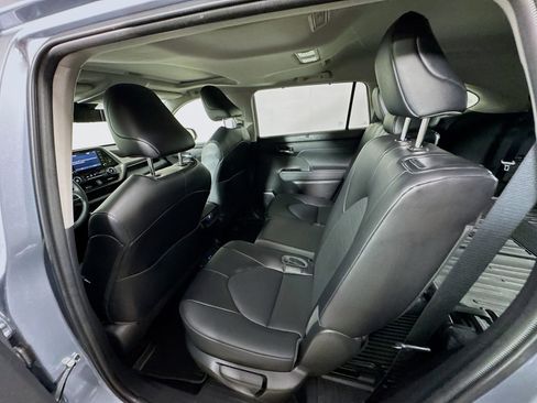Used 2022 Toyota Highlander XLE AWD/4WD image 24