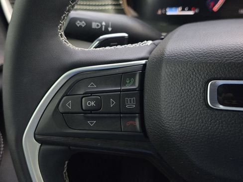 Used 2025 Jeep Grand Cherokee Altitude AWD/4WD image 18