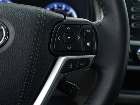 Used 2019 Toyota Highlander XLE image 29