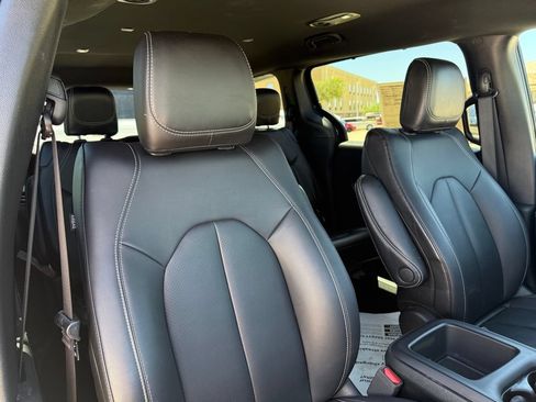 Used 2025 Chrysler Pacifica Select FWD image 25