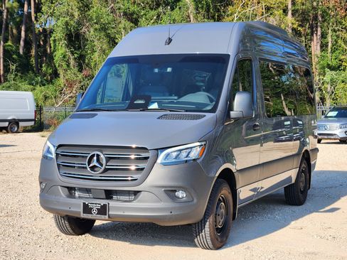 Used 2025 Mercedes-Benz Sprinter 2500 image 4