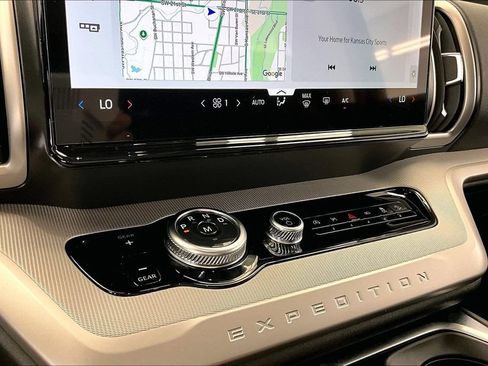 Certified 2025 Ford Expedition Active AWD/4WD image 32