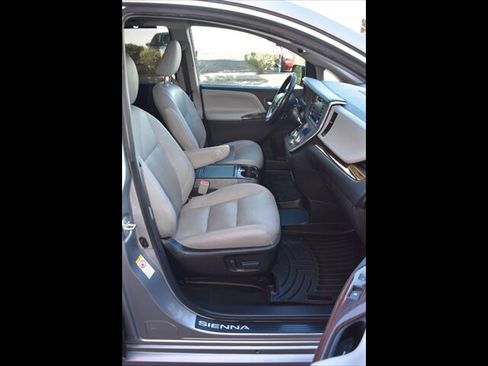 Used 2018 Toyota Sienna Limited Premium w/ Preferred Accessory Package FWD image 36