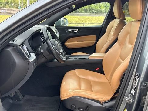 Used 2020 Volvo XC60 T5 Momentum w/ Protection Package AWD/4WD image 17