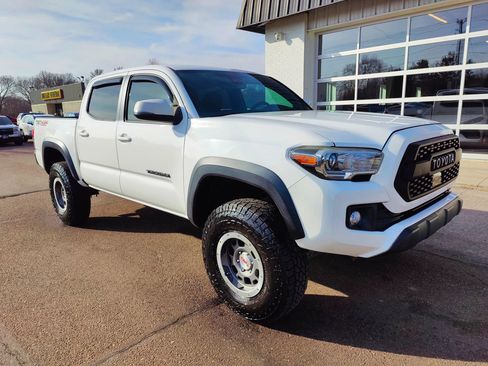 Used 2018 Toyota Tacoma TRD Off-Road image 2
