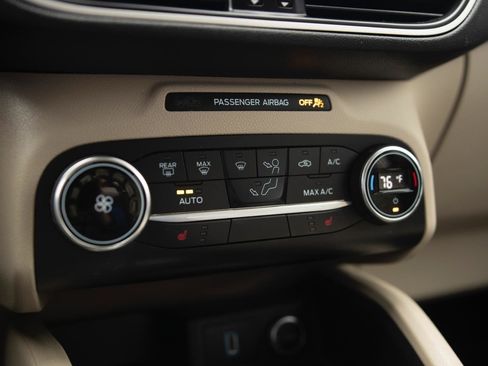 Used 2020 Ford Escape SE image 10