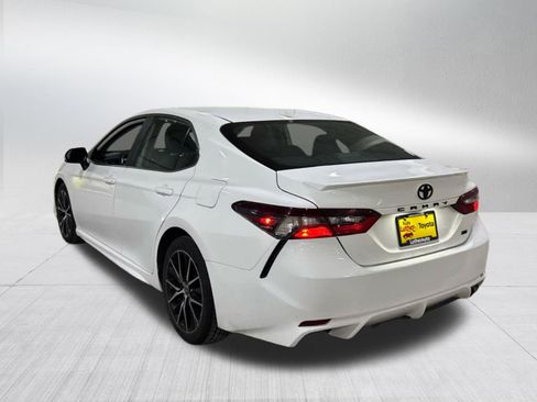 Used 2023 Toyota Camry SE image 4