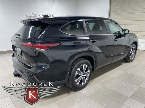 Used 2024 Toyota Highlander XLE AWD/4WD image 6