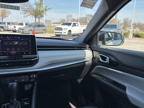 Used 2025 Jeep Compass Limited image 47