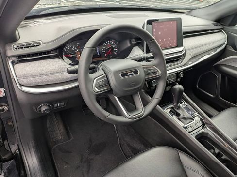 Used 2025 Jeep Compass Latitude AWD/4WD image 18